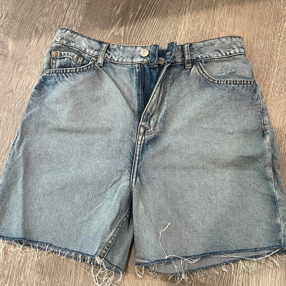 Women's Light Wash Frayed Hem Denim Shorts